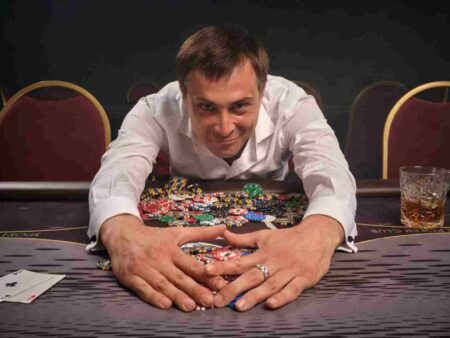 Poker en ligne : maîtrisez les bases pour gagner gros